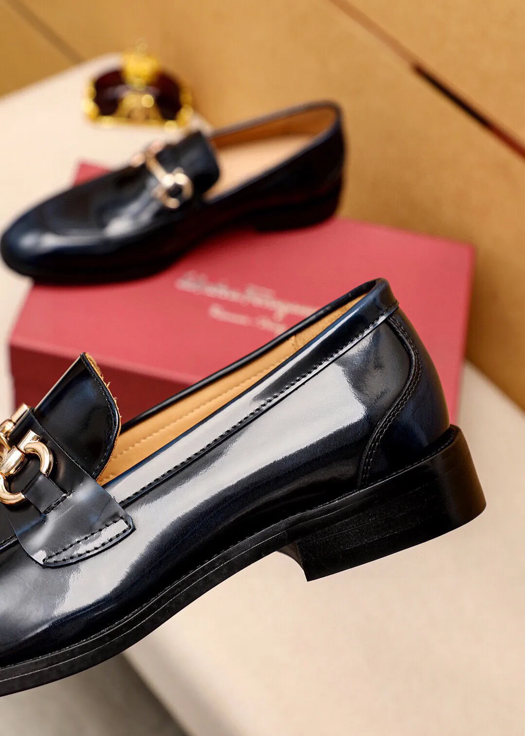 Men's shoes 💰480 💐 Product trademark: Ferragamo "Ferragamo" casual leather shoes Regular size: 38-44 (45.46.47🉑️Customized) Product materials: Selected imported first-layer open-edge beaded cowhide leather upper + luxury hardware buckle, imported water-dyed cowhide leather lining. Strong three-dimensional visual effect, original rubber outsole Color: 2⃣️colors available